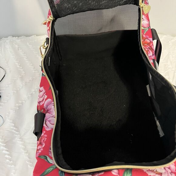 BETSEY JOHNSON PET CARRIER PINK ROSES DOGS CATS UP TO 16LBS TSA APPROVED$138 NWT - Picture 7 of 11